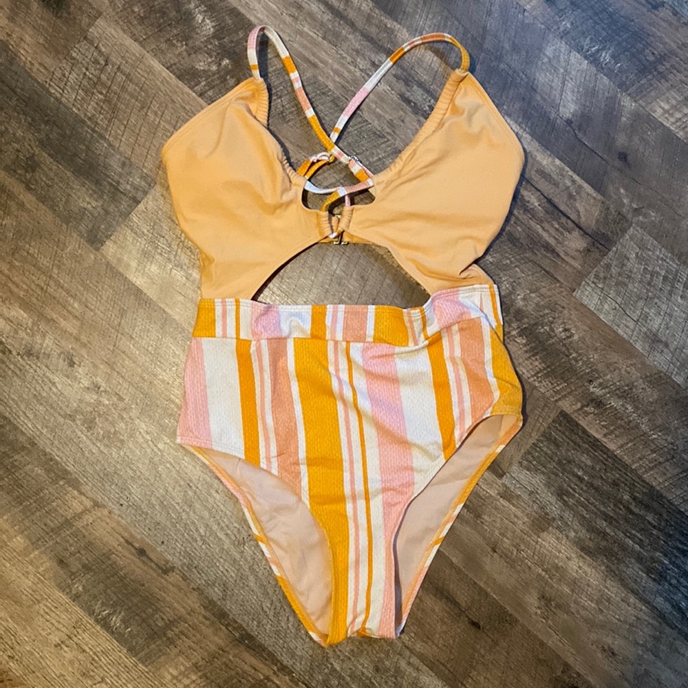Cupshe one piece bathing suit. Size medium